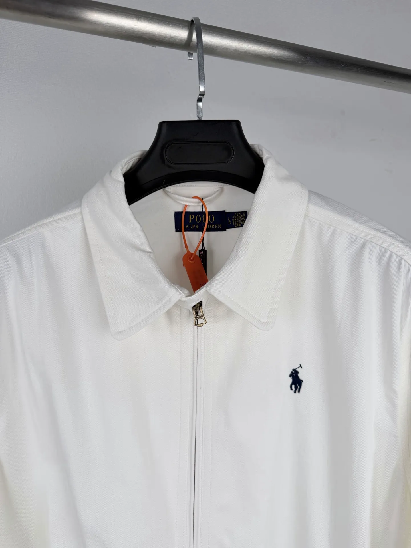 Ralph Lauren/Ralph Lauren embroidered zipper jacket. Customized cloud-velvet white twill cotton. Soft and silky. Comfortable and close to the skin. Dressed in pure white, exuding innate elegance. Exquisite indigo pony logo embellished with it. Fully recognizable. With a breath of freedom and vitality. Pure and smart color symphony. Reconstruct Classic with neat silhouette and define modern relaxation with Versatile gene. Process 1: Use imported machine embroidery process. Use advanced computer control system and precision mechanical components to realize the iconic pony embroidery operation with high precision and smooth and delicate lines. Process 2: Template machine bag opening. The preset template guides the position, shape and size of the bag opening. The accuracy ensures the quality of the bag opening effect. Process 3: The hem is made at one time using a three-needle waist stretching machine. The elastic band and the fabric are sewn together in the same process using the machine's special needle position and feeding mechanism. The three-needle design is stronger and can evenly distribute pressure. Ensure that the elastic band and the fabric are closely attached. Process 4: The fabrics are washed carefully and have a better feel and texture. Not easy to deform, not easy to shrink, not easy to fade, and maintain long-term beauty. Accessories: Customized 1:1 Ralph Lauren engraved buckle Customized 1:1 Ralph Lauren bronze zipper Customized 1:1 Ralph Lauren trademark Version: Fitted version Size: S M L XL